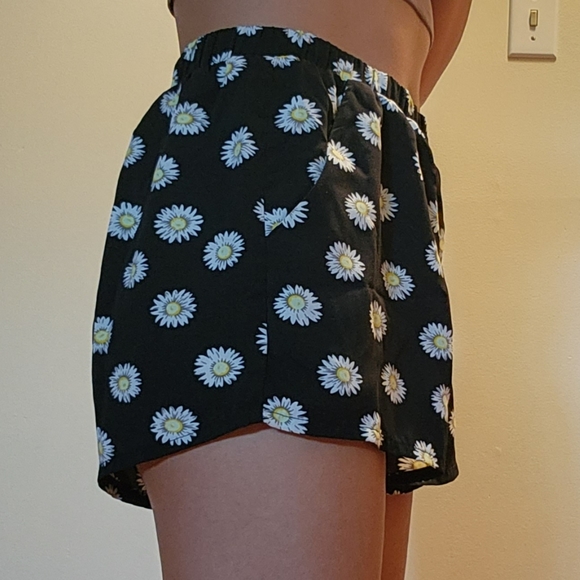 Daisy Patterned Shorts - Picture 2 of 3
